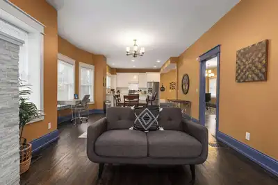 Image de Large Home! Great Location|4BR_Great for Groups