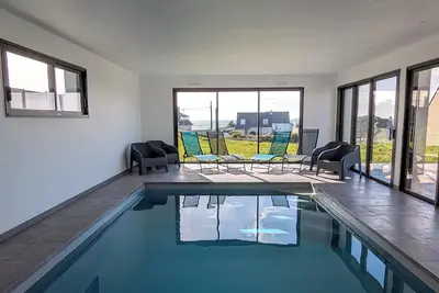 Image de Villa bord de mer avec piscine intérieure chauffée