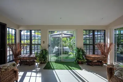 Image de Remodeled Historic Guest House on Beautiful Tropical Grounds