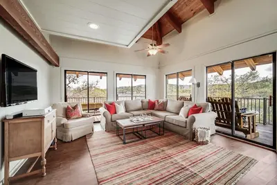Image de Serene Lake Retreat - Spacious 6br Home