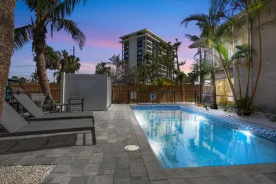 Image de Take A Siesta- A: Refreshed 2-Bedroom Retreat Steps from Siesta Key Beach