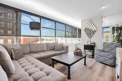 Image de Modern Loft w/ Soaring Views of City + Reserved Parking by Lucky Savannah