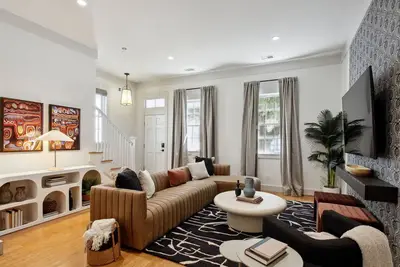 Image de Renovated Townhome Near Forsyth Park | Parking