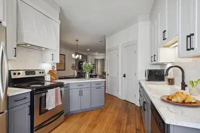 Image de Townhome Combo Near Forsyth Park | Parking