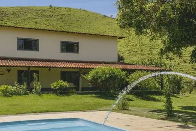 Image de Casa com piscina e vista para montanha em Pirai