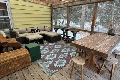 Image de Serene Wooded lot fire pit hot tub screened porch