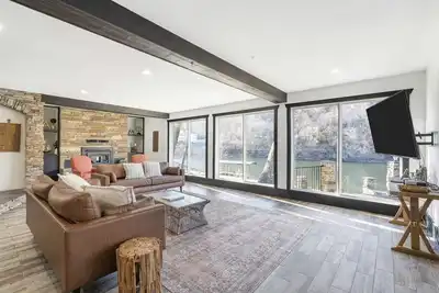 Image de Foggy River Retreat – For 16!