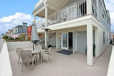 Image de Exclusive oceanfront triplex in Newport Beach with stunning views.