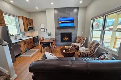 Image de Charming New 3-bedroom 2 Bath Luxury Mountain Cabin & Retreat  Ac & Wifi 55b