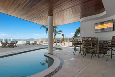 Image de Anna Maria Wave: Stunning Beachfront Home with Pool & Poker Room