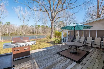 Image de Reel Haven on the Water: Modern + Comfy Home!