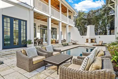 Image de Designer Home 200 Yards to the Beach, with Private Heated Pool and Carriage Hous