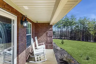 Image de Peaceful family-friendly home with games, hot tub, fire pit, and great location!