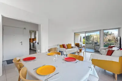 Image de Résidence avec piscine - Appartement moderne avec une chambre et une terrasse
