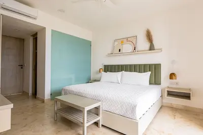 Image de Modern studio with queen bed, A/C, microwave, coffee maker and nightlife nearby