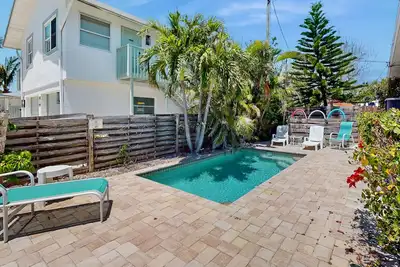 Image de Comfortable and relaxing with pool and just steps from the beaches