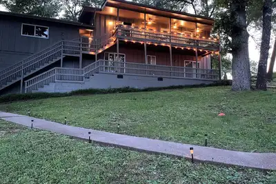 Image de 4-bedroom lakefront house with private dock