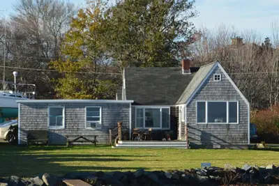 Image de 3-bedroom waterfront house with use of marina facilities in charming Jamestown!