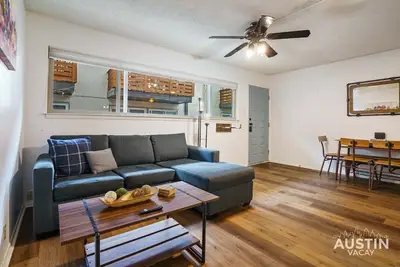 Image de Walk to Ut/Cafes/Dining│Free Parking│Cozy Apt Sleeps 4│1br/1ba