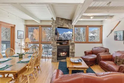 Image de Town & Trail Retreat Patio, Lift 7 + Hot Tubs Access 3Br, 2Ba, Sleeps 8