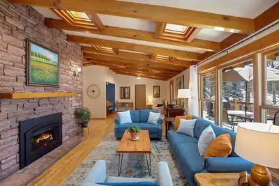 Image de 3 Aspens Cabin: Hot Tub / Fireplace / Firepit / Patio / Spacious / Fully Stocked