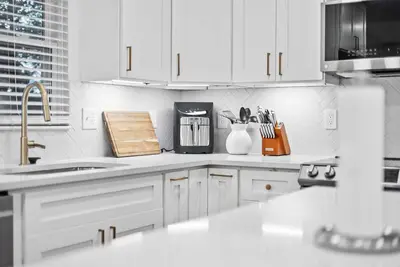 Image de Stylish Smyrna Home Near Braves Stadium