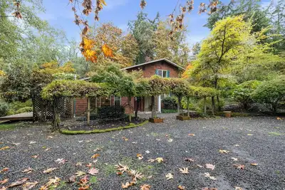 Image de Charming English Cottage Retreat Near Fay Bainbridge Park – Sleeps 6