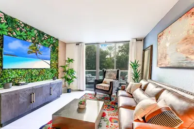 Image de Beachfront Oasis in Sunny Isles 3br, Pool & Tennis