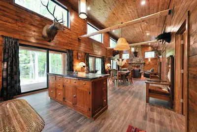 Image de Stylish Signature Lodge, nestled in the Forest, with Teal Lake views