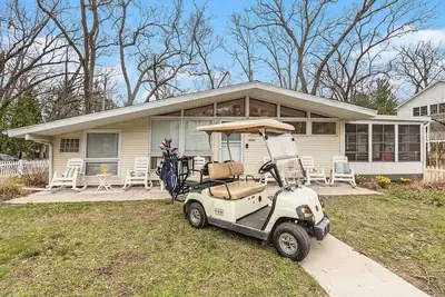 Image de Coastal Comfort | Golf Cart, Ping Pong, Hot tub