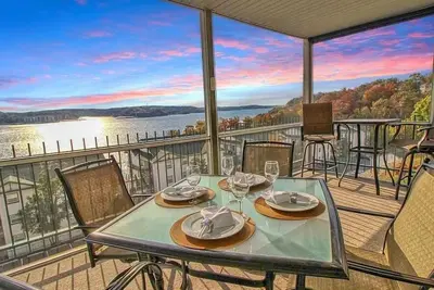 Image de Lakefront Condo - Stunning Views