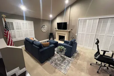 Image de Primary Bedroom+ 2 bedrooms w/Queen Beds! Near Disneyland! Private Large Pool!