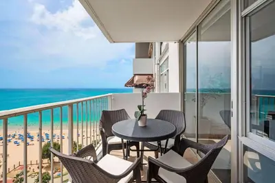 Image de Beachfront Gem  Walk 2 Eat W/D