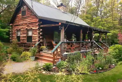 Image de Lovely Log Cabin Retreat: Cozy Fireplace, Beautiful Gardens & Nature