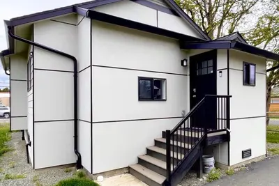 Image de Early bag check: walk to famous restaurants & bars