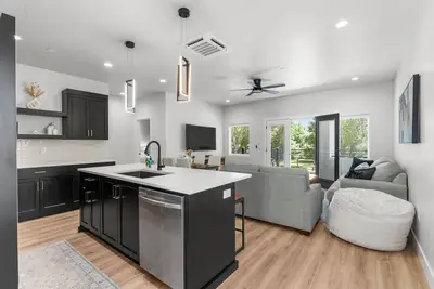 Image de Modern 2-Bedroom Retreat in Downtown Hurricane Near Zion!