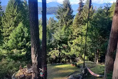Image de Retro Retreat Cabin. Step back in time on Bowen Island.
