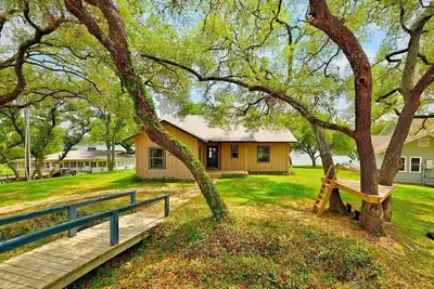 Image de Sunday House @ Cockleburr Cove on Inks Lake - Lakefront property w/boat dock