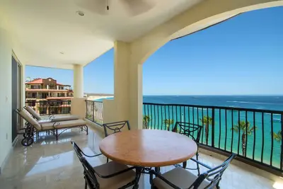 Stunning beach resort, private balcony ocean view. Sleeps 6 Perfect-getaway!