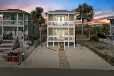 Image de 3-Bedroom Beach House | 1 Min Walk | Gulf View