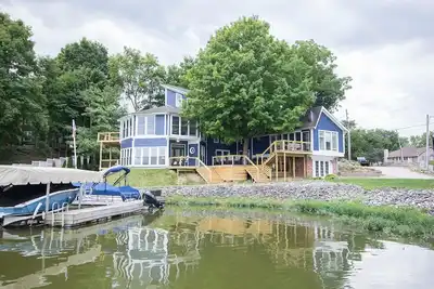 Image de Lakehouse - Sleeps 20 w/ free boat slip