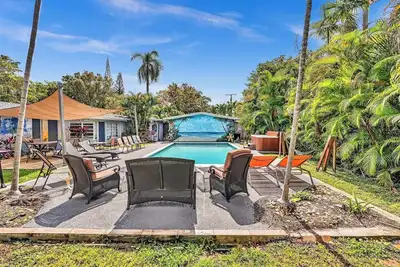 Image de Hollywood Castle 7 bedrooms 4 baths pool home, hot tub close to beaches