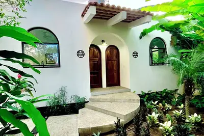 Image de King Bed, Kitchen, A/C, Saltwater Pool, Fast Wifi, Balcony with View - “Flor”