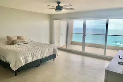 Semi private beach home near downtown and Paps n Beer