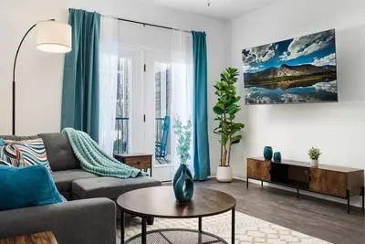 Image de Aqua Oasis Spacious 2br 2ba King Beds Pond WFHGym