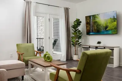 Image de Opulent Suite Spacious Pond View King Bed Wfh Gym