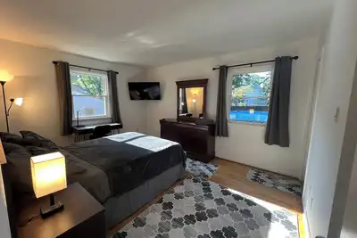 Image de A Cozy Master Queen Bedroom with Private Bathroom in a shared house