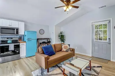 Image de 2bd/1ba Cottage * Renovated * Dogs Welcome * Cottage in Savannah * 30+ day stay