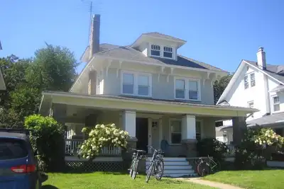 Image de Beautiful architect's house 3 bdrm, 1. 5 bath with wraparound porch, piano, swing