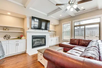 Image de 6 Mi to Downtown Atlanta: Spacious Home w\/ Yard